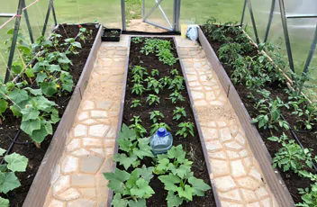 Грядки из ДПК